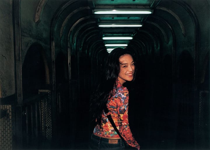 【千禧曼波】影評｜菸霧與幻覺中，那未完的千禧夢